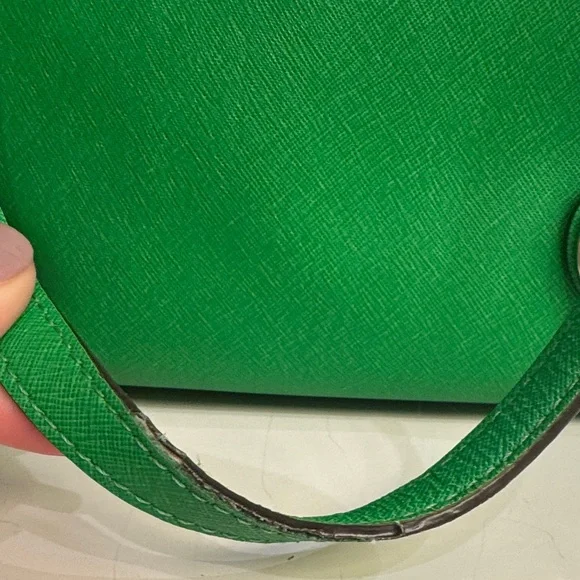 Michael Kors Bright Green Saffiano Tote with Gold Hardware - Picture 4 of 15